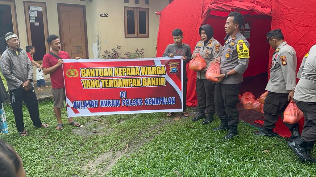 Kapolsek Senapelan Bagikan Bansos Kepada 25 Warga Terdampak Banjir